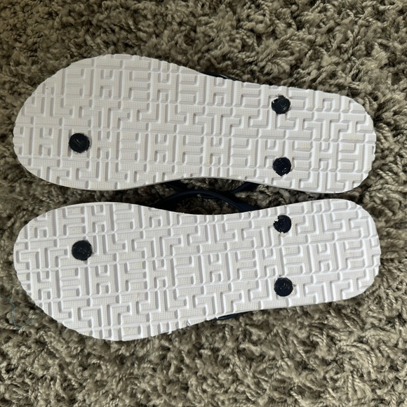 NWOT Tommy Hilfiger flip-flops 9/10 - Picture 2 of 2
